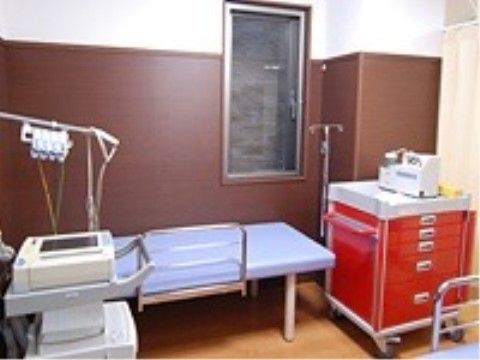 施設内には看護に関する専用機器を設置した部屋がある。専門のスタッフがいるので入居者様も安心して生活できる。