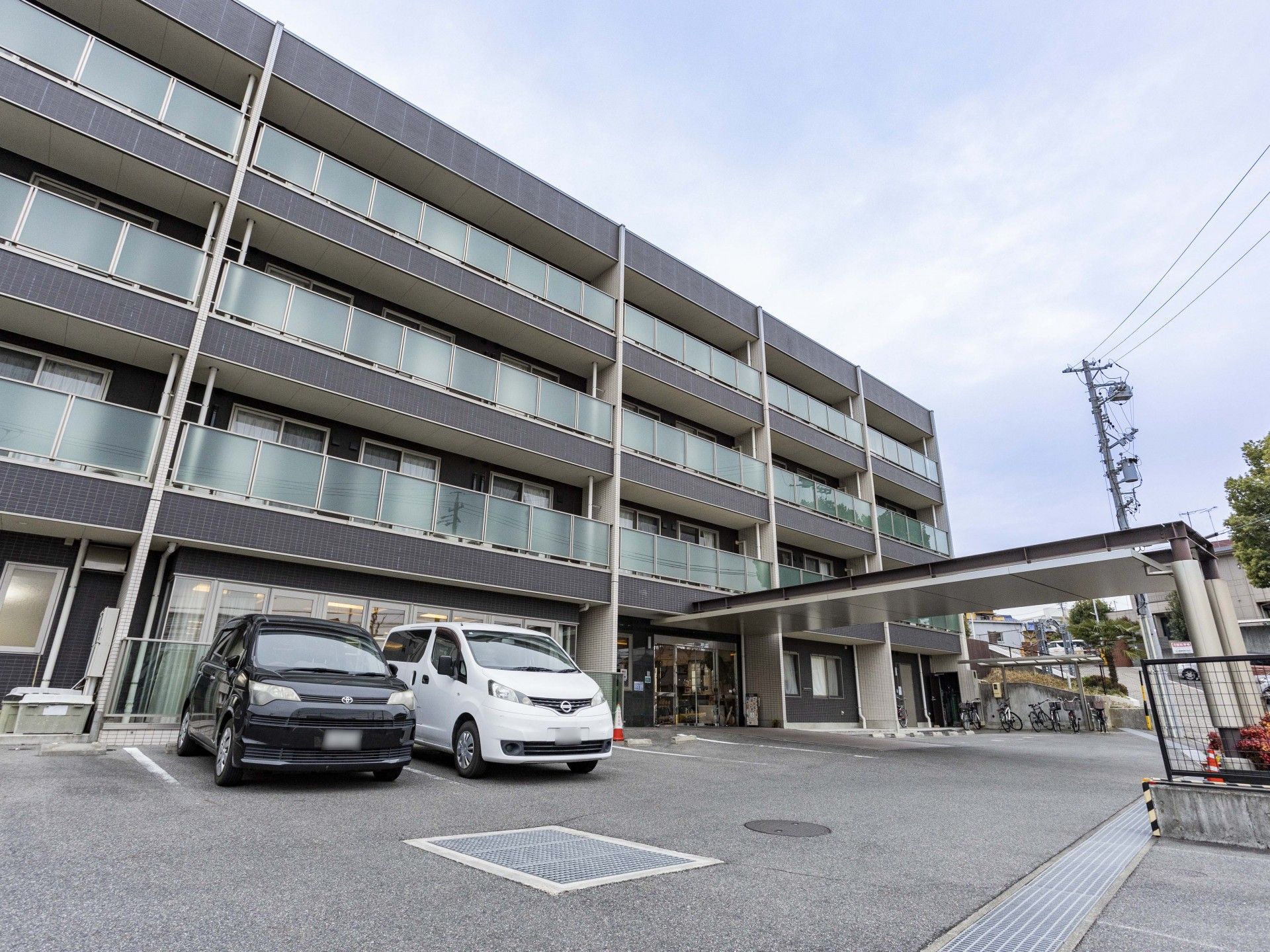 建物の外観と駐車場