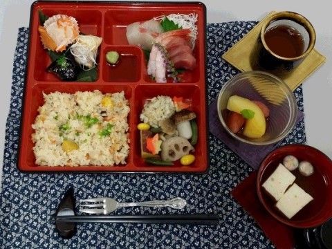 おこわと野菜の煮物、刺身の盛り合わせがセットになったお弁当