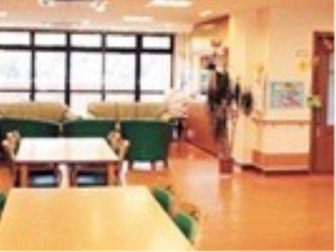 4人掛けのテーブルが複数設置された共有スペース