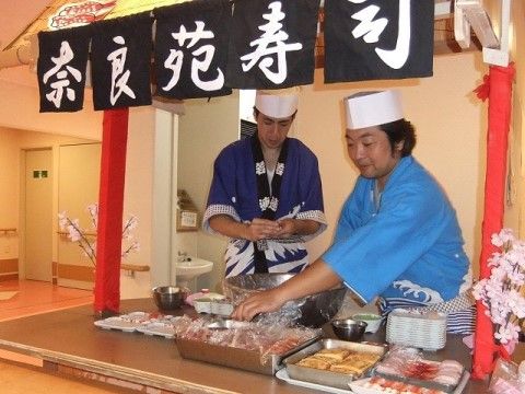 食のイベントで寿司を握る2人の寿司職人