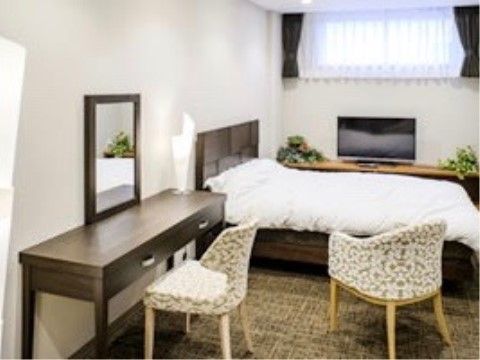ベッドやテーブル、椅子、テレビが置かれており、くつろげる空間である。鏡もあるので、身だしなみを確認できる。