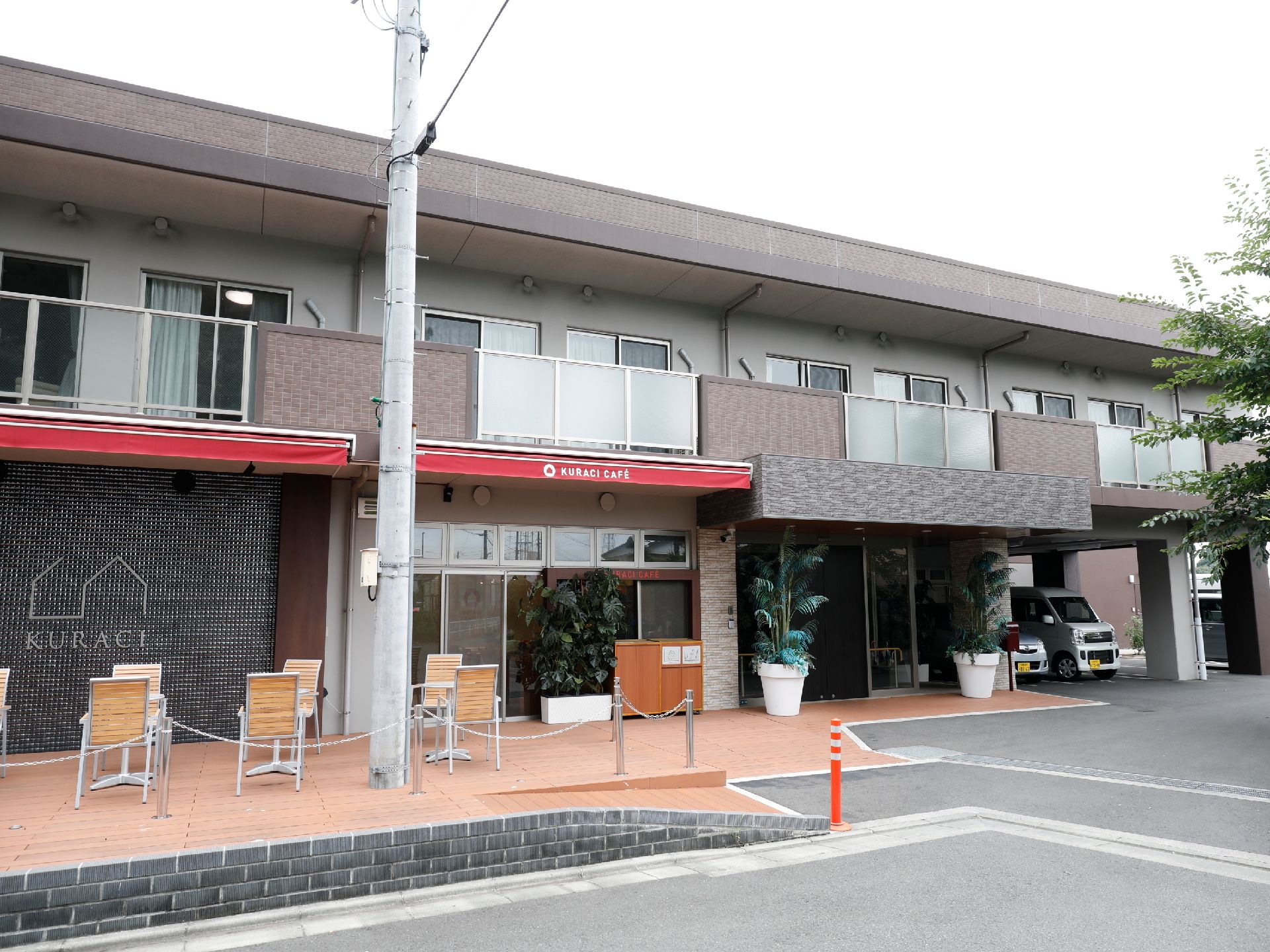 とても開放的な施設となっている。オシャレな外観でテラスやベランダがある。快適な暮らしをサポートする。