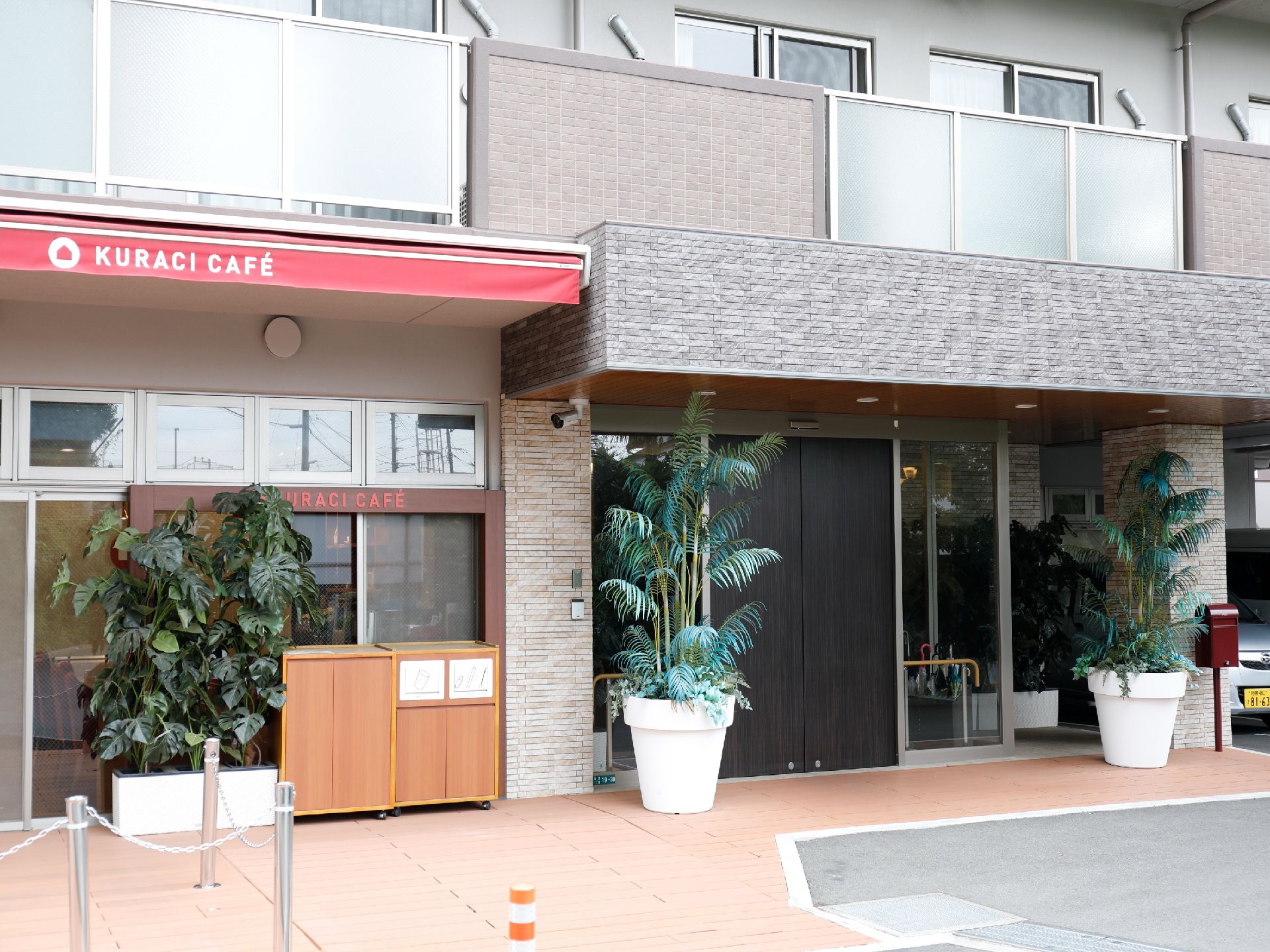 入口は自動扉となっている。オープンカフェのような雰囲気である。段差のないフラットな作りで安全である。