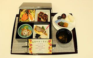 焼き魚や天ぷら、吸い物がセットになった和食