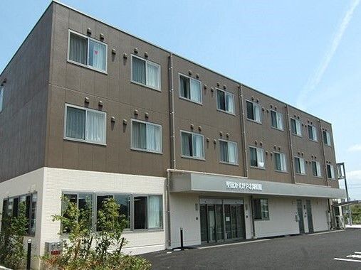 2階と３階に９つの窓が並んだ３階建ての建物のイラスト