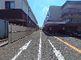 施設の外観と周辺の道路
