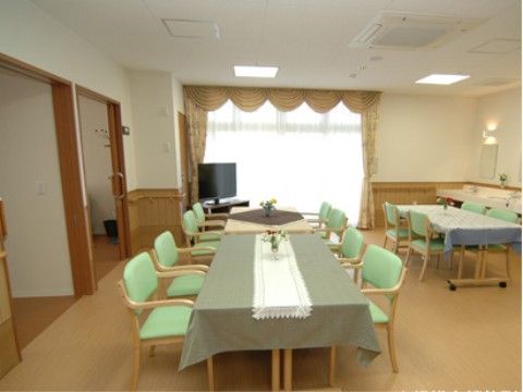 4人掛けの広々としたテーブルが3つ用意されている食堂