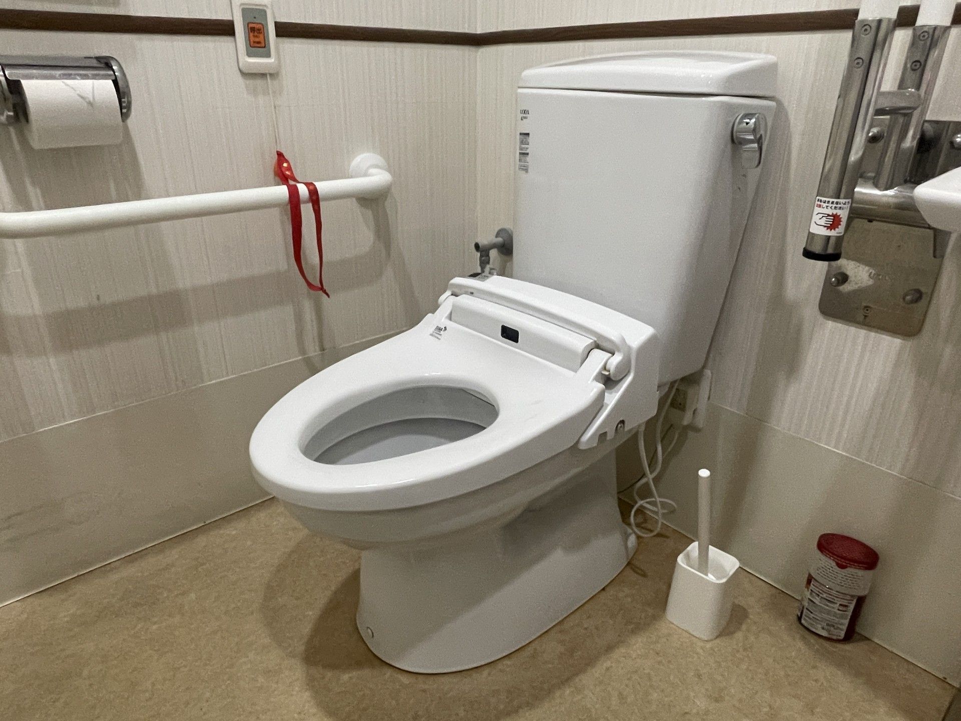 安全な設備のトイレ