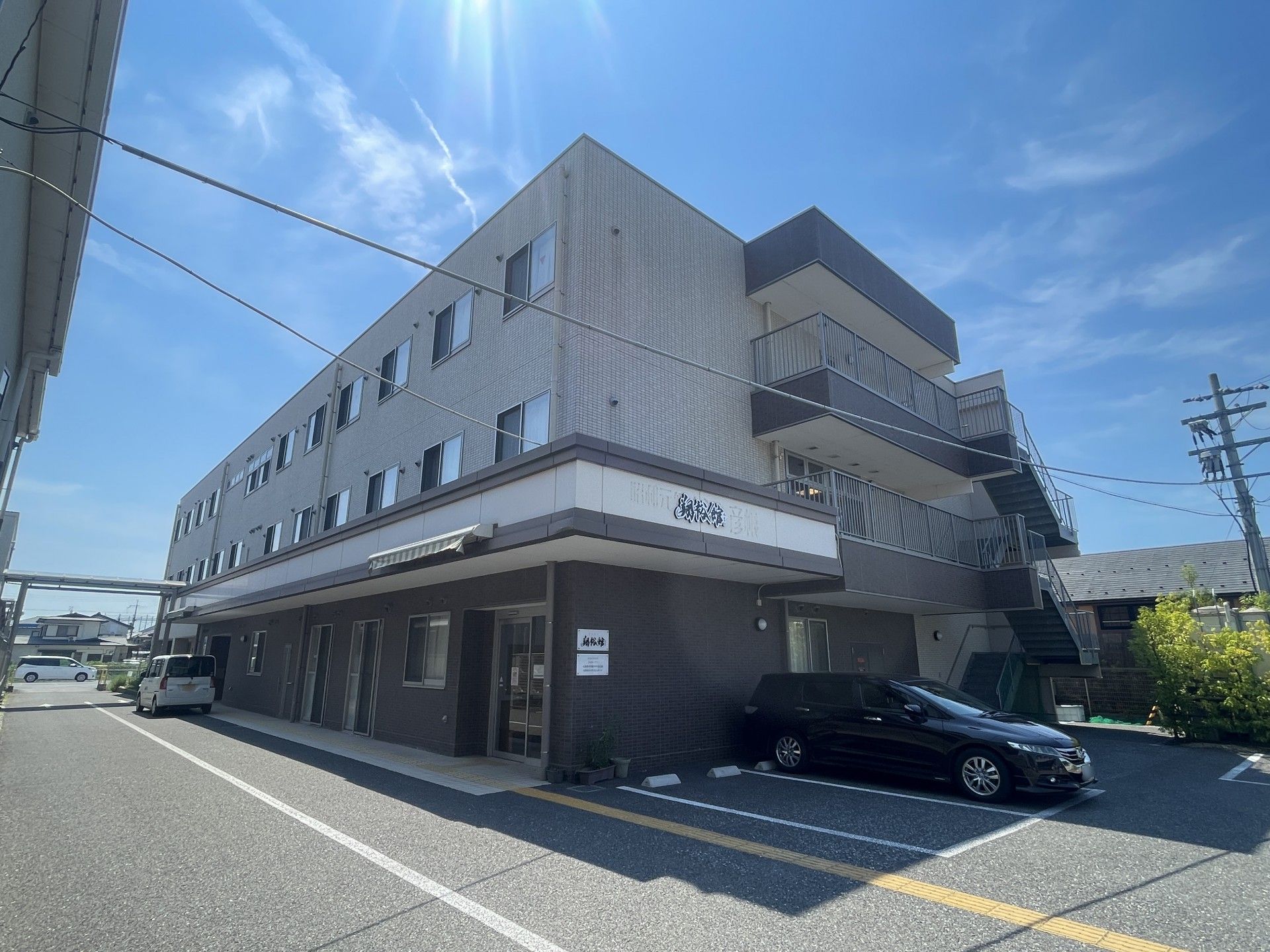 青空の下の建物外観