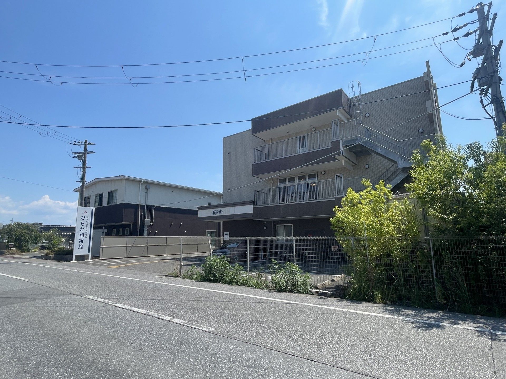 青空の下の建物外観