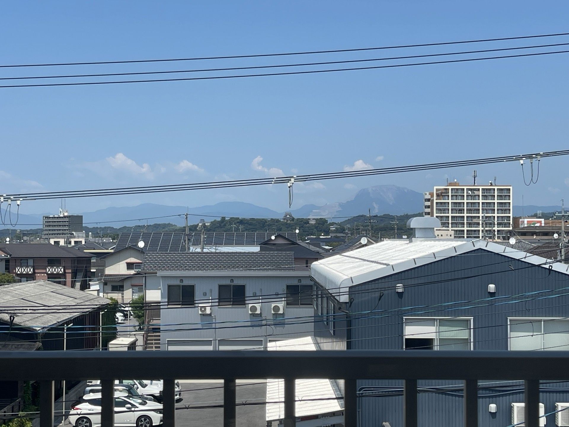 遠くの山々と街並み