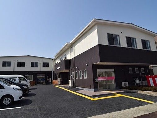 車椅子に乗った高齢女性の介助をする女性ヘルパー