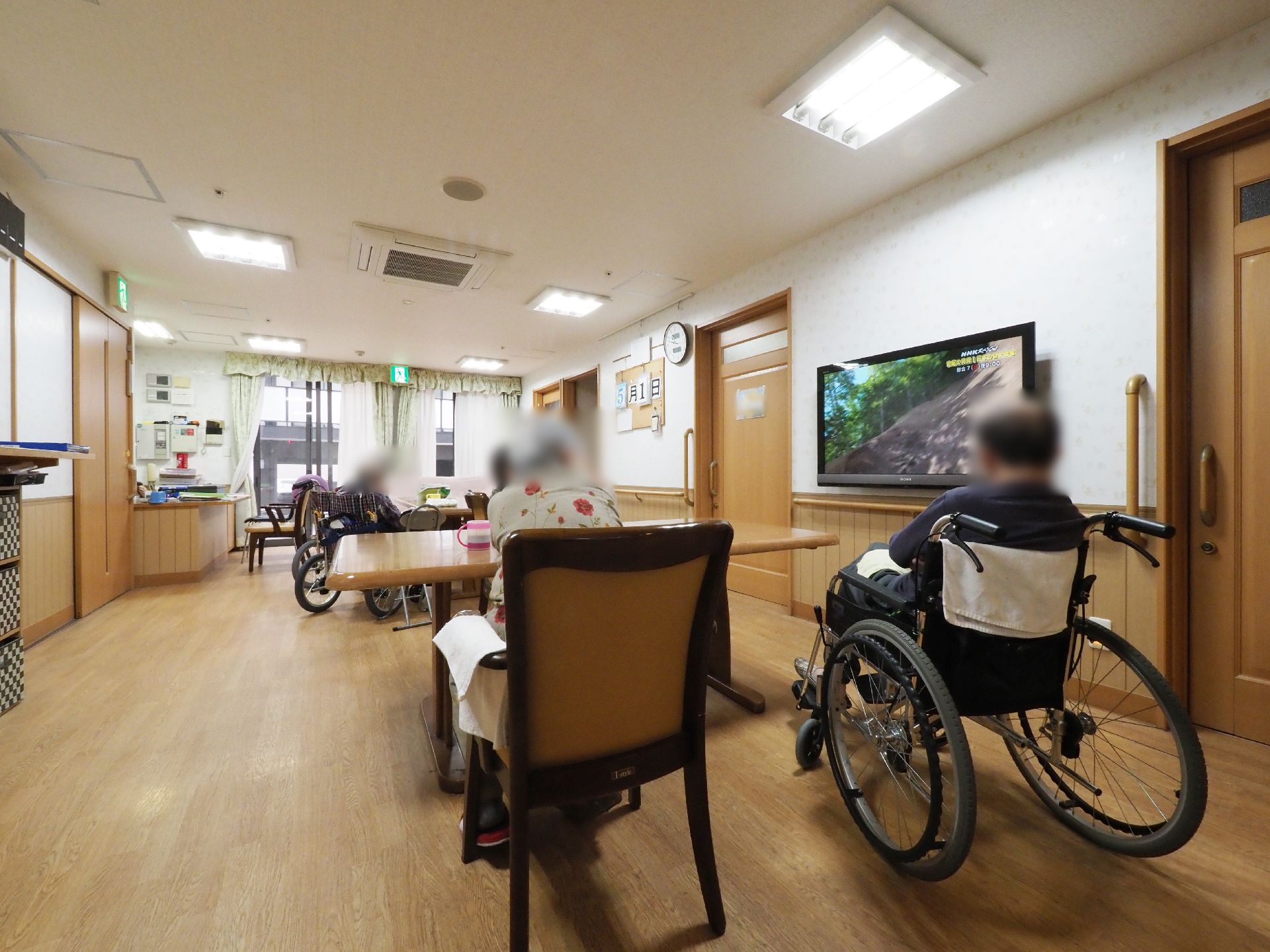 リビングでくつろぐご入居者様の様子