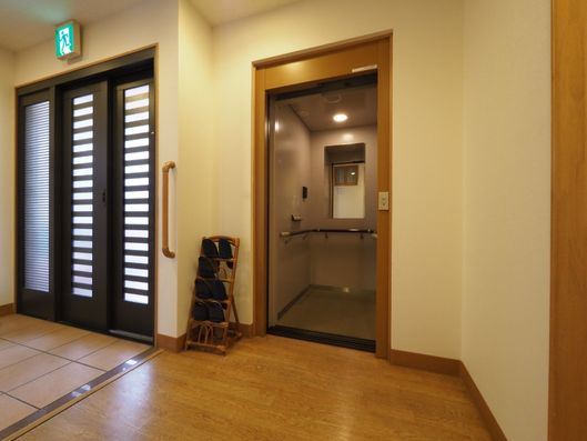 エントランス近くのエレベーター