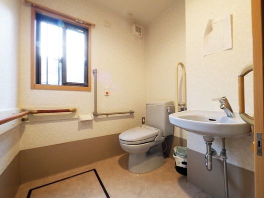 空気の入れ替えもできるトイレルーム