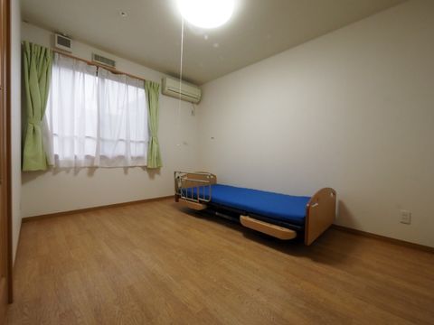 エアコンやカーテンを完備した居室。