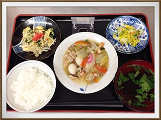 白菜、卵、かまぼこの炒め物と、ご飯とスープのセット