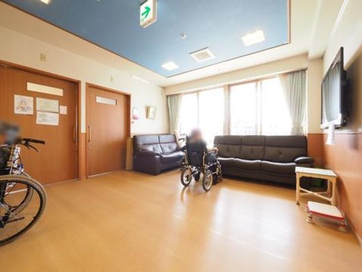 日当たりのよい窓のある受付