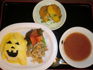 ハロウィンの飾り付けをしたオムライスがメインのイベント食