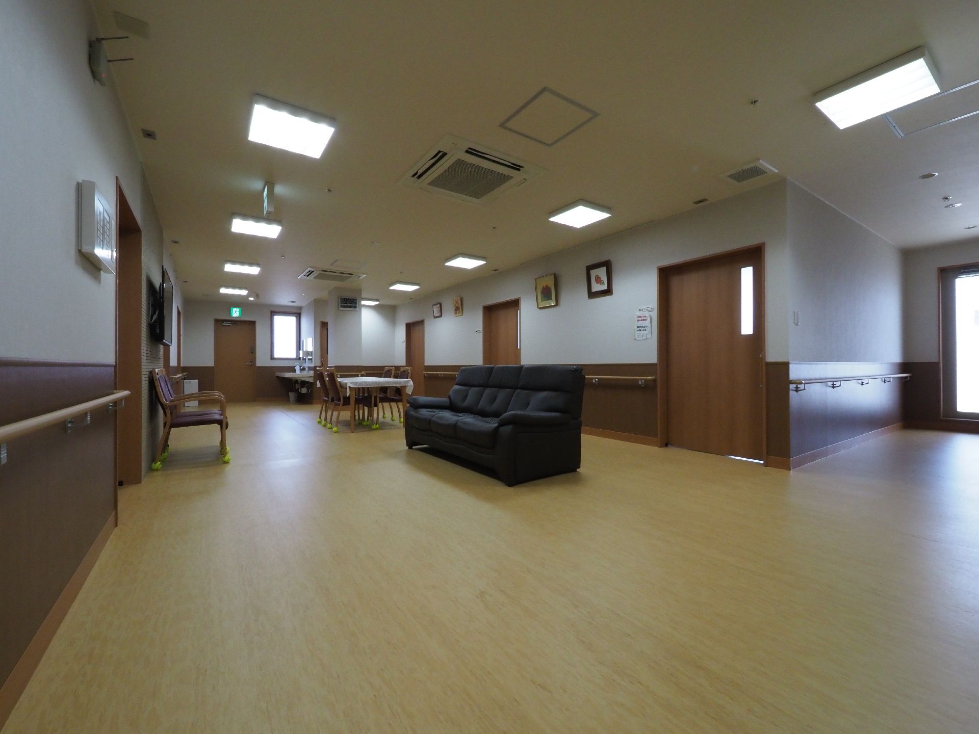 施設内の各階には広々とした共用スペースが用意されている。またバリアフリーとなっていて、壁には手すりも設置されている。