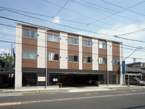 施設は3階建てで、愛燦々なかむらという看板が出ているので、初めての人でも分かりやすい。車の駐車スペースがある。