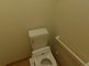 介護施設の明るいトイレの内部