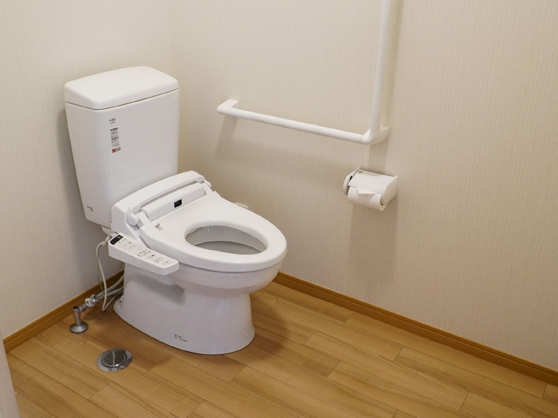 手すりを備えたトイレ