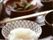 食事のメニューの一例である。模様のきれいな茶碗にご飯がよそわれており、副菜の盛られた皿、味噌汁に箸が置かれている。