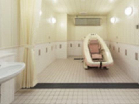 タイル張りの浴室には介護用の機械浴槽が設置されている。寝たきりの状態でも安心して入浴が可能になっている。