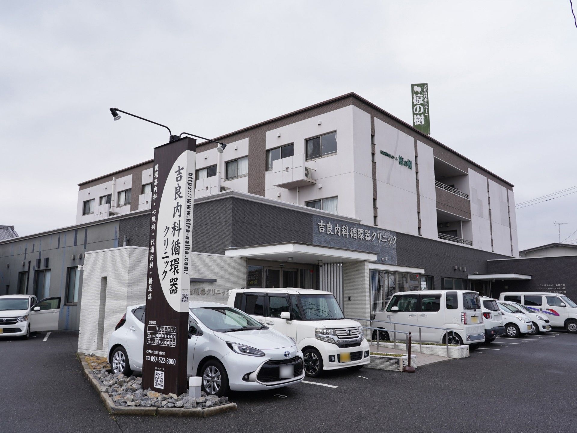 車椅子で外出する高齢女性と介助をする女性ヘルパー