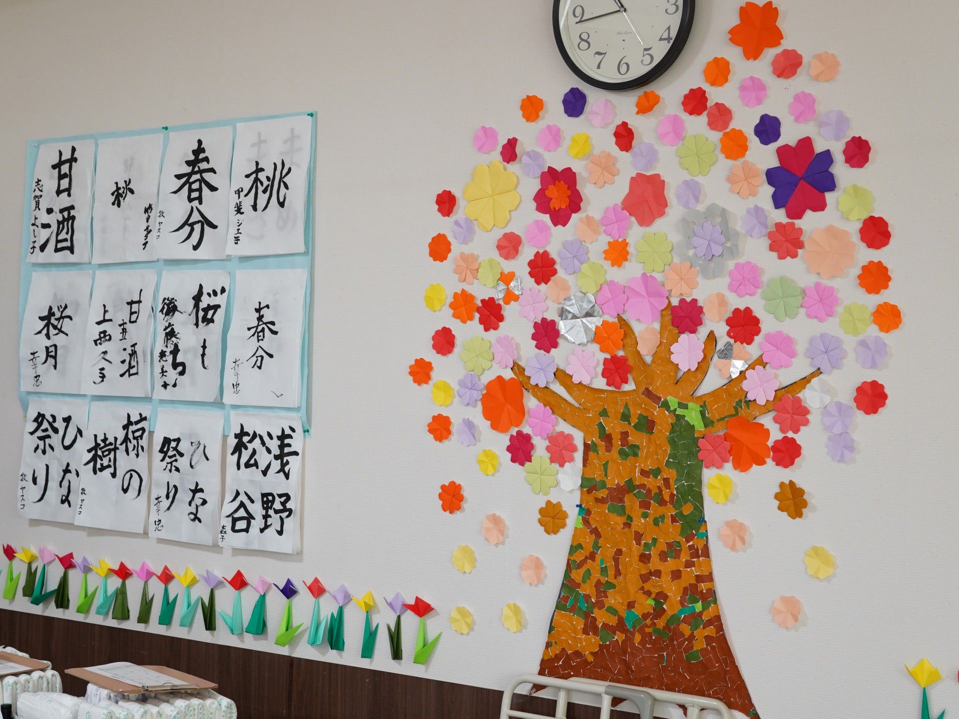 壁の飾りと書道作品