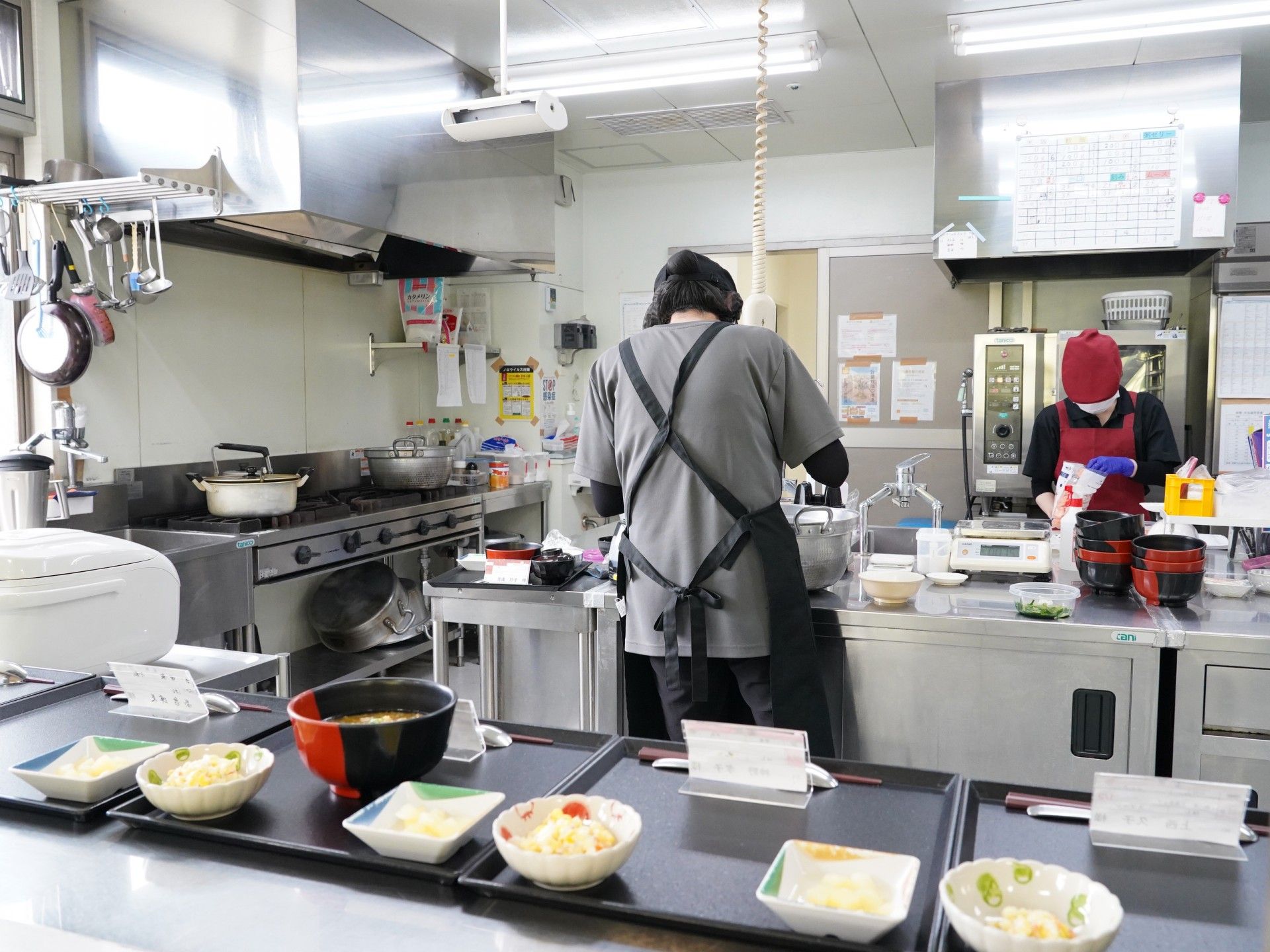 調理中のスタッフがいる厨房