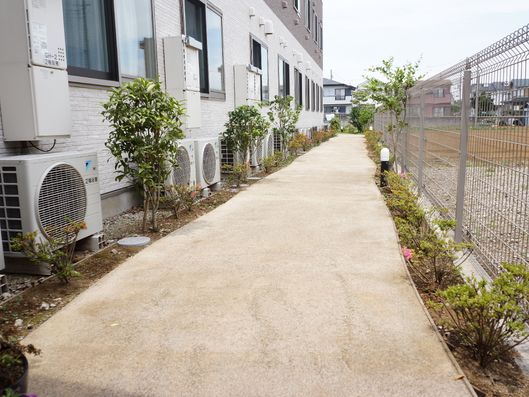 施設の周りの通路