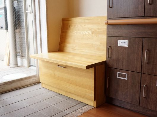 ベンチのある玄関