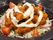メインディッシュはからりと揚げられたお肉。その上にはマヨネーズがかけられ、色とりどりの野菜も添えられている。