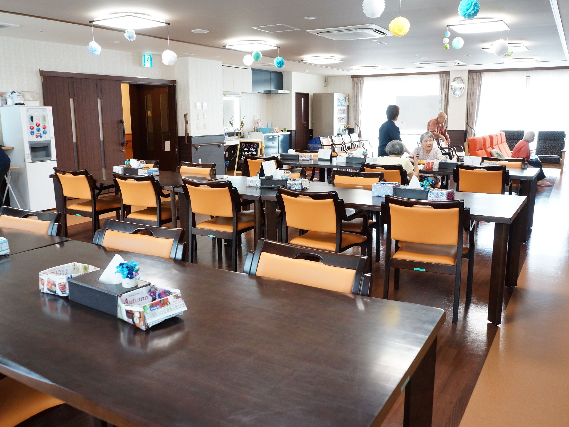 広く開放的な食堂が用意されている。食堂への入り口も大きく入りやすい。給水機も用意されている。大勢で食事をすることが可能。