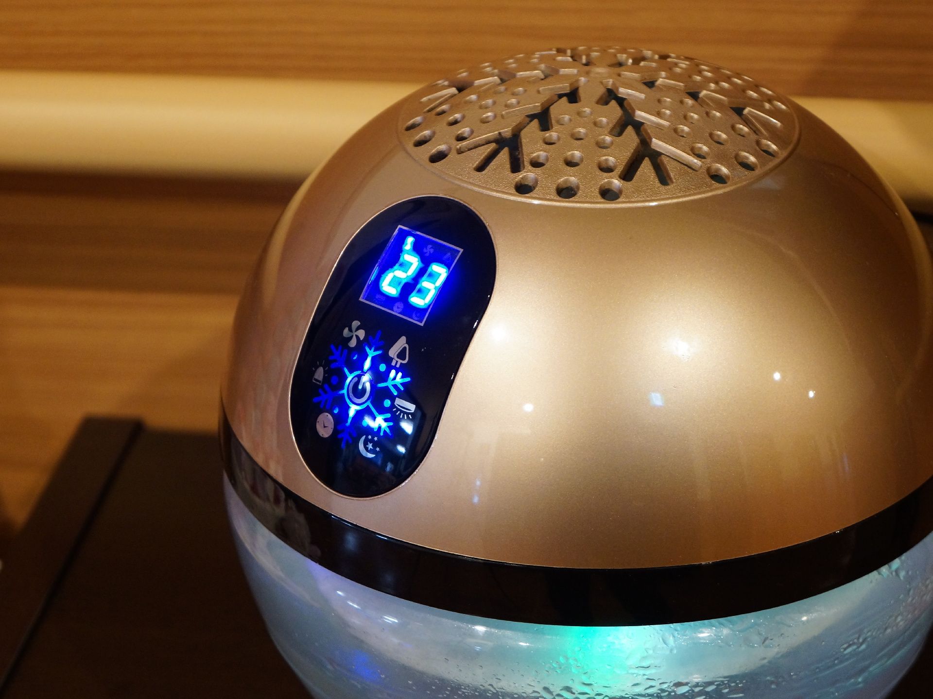 インテリアとしてもお洒落な加湿器は、色鮮やかに光り癒し効果がある。数字表記は大きく、使用する際は分かりやすくなっている。
