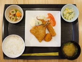 栄養面でも見た目的にも考えられた三種のおかずの献立。黒のお盆に白の食器を採用し、見た目にもおしゃれになっている。