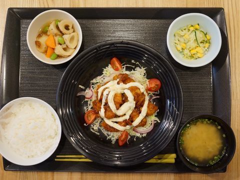 毎日3食提供される食事は彩りもよく、ご飯、汁物、メインのおかずのほかに小鉢が2つついている。栄養バランスを考えられたメニュー。