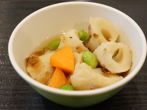 この日の食事に添えられた小鉢。ちくわと一緒に煮込まれている人参のオレンジと枝豆の緑が見た目にも綺麗で食欲をそそる。