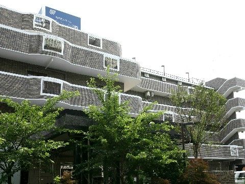 大きな樹木が入り口付近まで生い茂った、プライバシーに配慮したエントランス