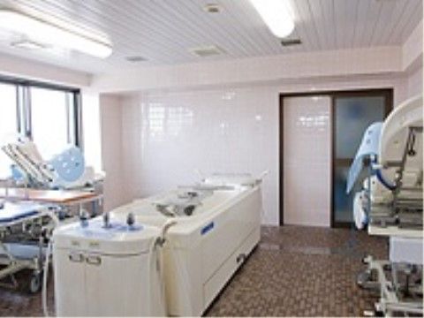 色々な種類の介護入浴機器が揃った多人数でも使用できる大きな浴室