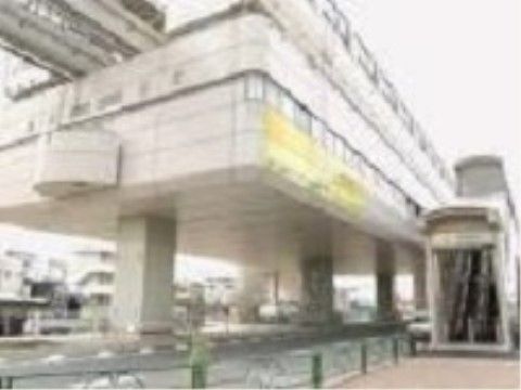 空中に浮いたような特異な形状をした駅である。モノレールが運用されており、短時間で目的地に行くことが可能である。