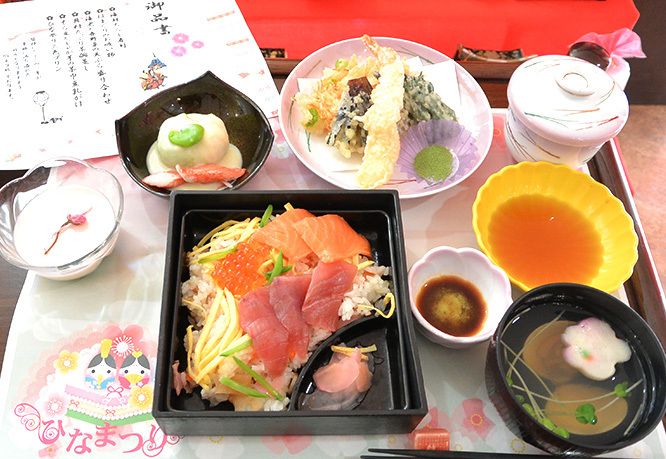 まぐろ、サーモン、いくらがのった海鮮ちらしと、天ぷら盛り合わせのセット