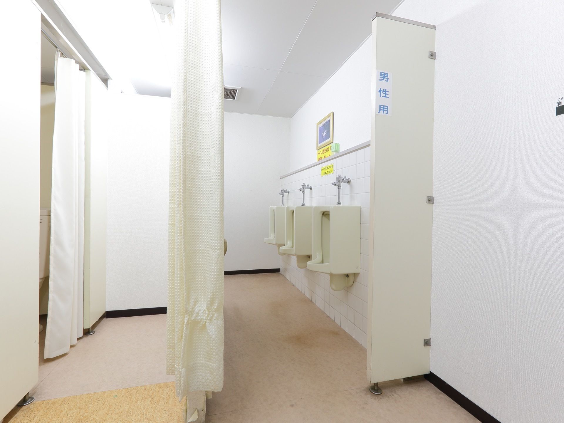 きれいに整備された、男性用トイレでは、個室と、その他のものの間を、カーテンで仕切ることができるようになっている。