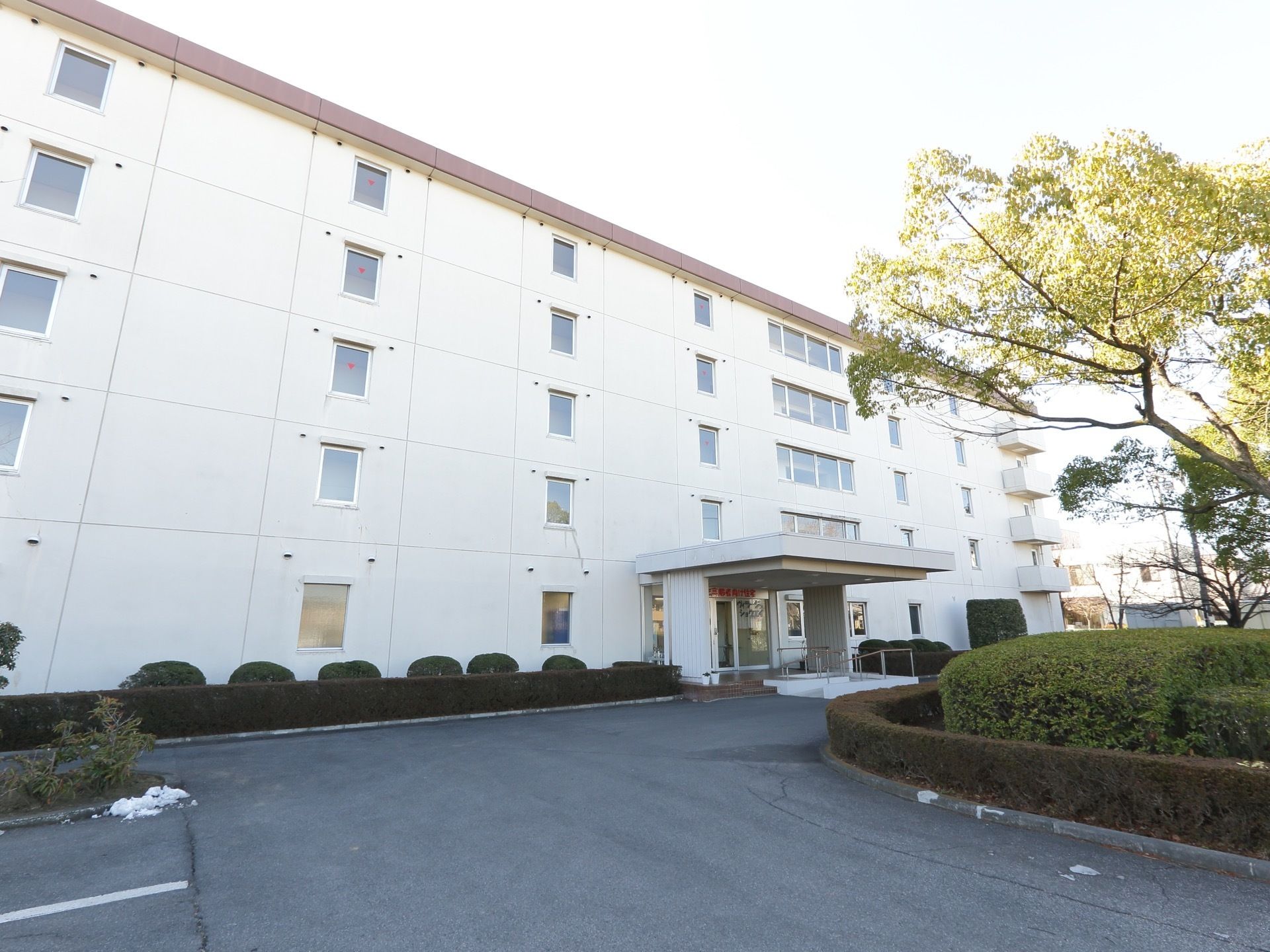 車椅子をご利用の方用にスロープが取り付けてある。屋根もついているので、雨の日も濡れずに出入りが可能。