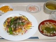 みかんのデザートとちらし寿司と味噌汁