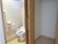 温水洗浄便座のトイレには、内部には窓があり換気ができる。クローゼット内部は広く、ハンガーがかけれる柵も設置している。