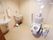共用部のトイレは、広い造りで車いすでも利用しやすい造り。トイレの便器のサイドには、可動式の手すりもついていて安心。